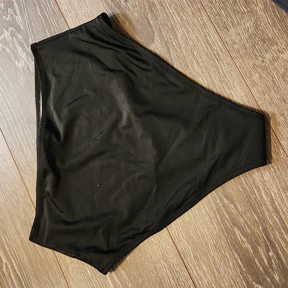 Yellow and black bikini - Picture 7 of 7